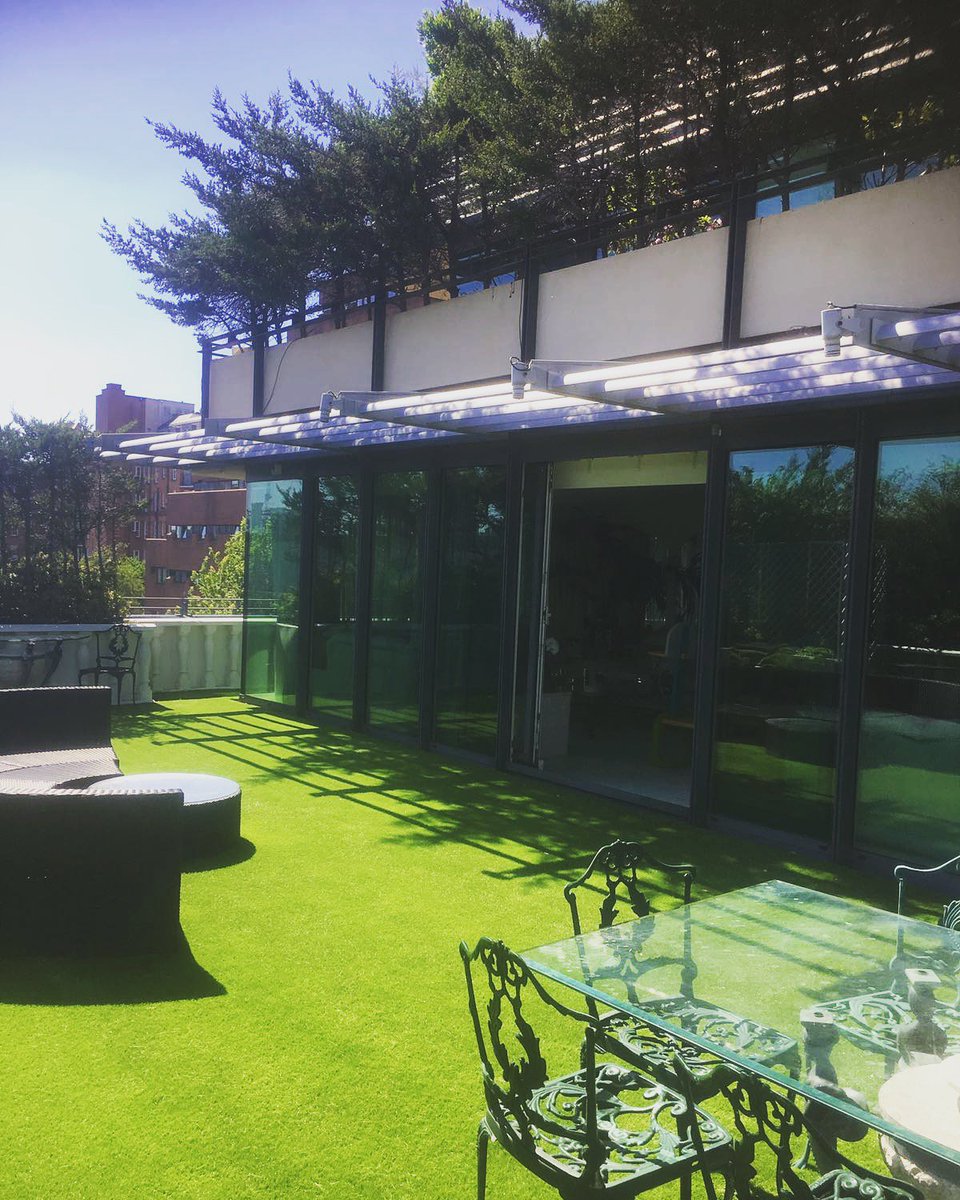 Selectgrass's tweet image. Select Grass is fantastic for commercial use in high traffic areas. Doesn’t this rooftop bar look great?! 🌿 #artificialgrass #syntheticturf #syntheticgrass #landscaper #landscapers #trade #supplier