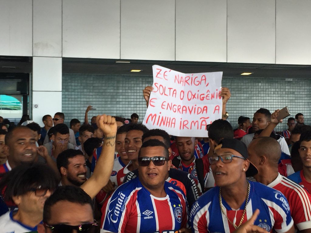 sigaouli's tweet photo. Colé desse cartaz? 😂

Torcida do Bahia fazendo a festa pro embarque da delegação para São Paulo! https://t.co/M0cDXuVpi6
