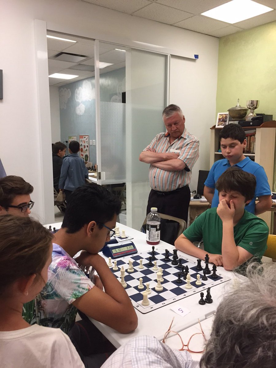 LuteceEchecs's tweet image. L’un de nos jeunes #globetrotter Arya Cont enchaine tout l’été des tournois aux #USA ! Ici au rapide de @chessmaxacademy à #NewYork sous le regard attentif du multiple champion du monde Anatoly Karpov ! #chess #échecs #Lutéciens