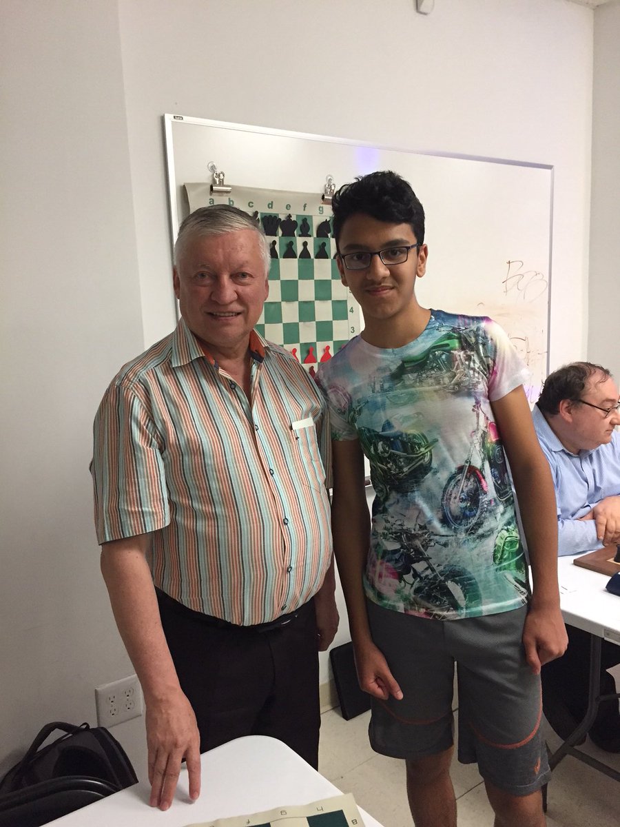 LuteceEchecs's tweet image. L’un de nos jeunes #globetrotter Arya Cont enchaine tout l’été des tournois aux #USA ! Ici au rapide de @chessmaxacademy à #NewYork sous le regard attentif du multiple champion du monde Anatoly Karpov ! #chess #échecs #Lutéciens