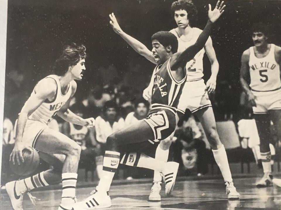 Básquetbol Mexicano on Twitter: "QUE IMAGEN: Moviendo la bola, Oscar "Mochis" Ruiz. De frente un novel Arturo "nasi" Sanchez. Y con el #5 el PROXIMO SALON DE LA FAMA @FIBA .... EL