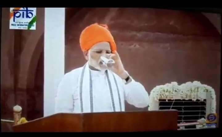 यह हास्यास्पद है कि #BJP के दबाव में सारे टीवी चैनल प्रधानमंत्री मोदी के आज के अब तक के सर्वाधिक वाहियात भाषण में कुछ अच्छा ढूँढने की नाकाम कोशिश में लगे हैं पर उन्होंने आज राष्ट्रगीत का अपमान किया।जब राष्ट्रगान हो रहा था तब वे पानी पी रहे थे,इसकी निंदा भी नहीं कर रहे हैं।