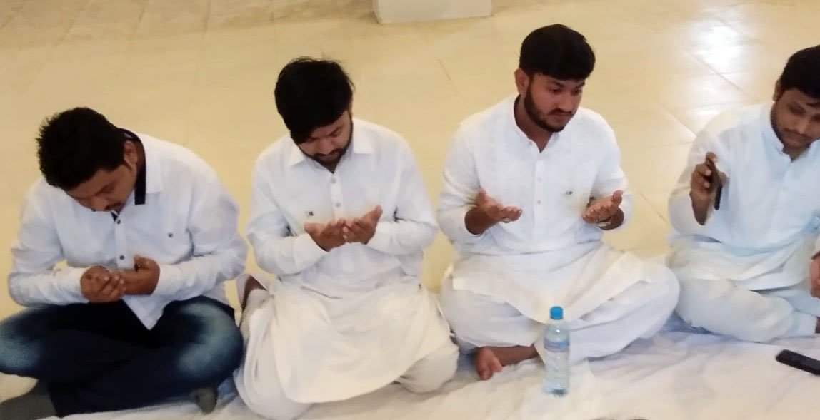 HydYouthSociety's tweet photo. حیدرآباد یوتھ سوسائٹی کی جانب سے یوم پاکستان 14 اگست کے شہداء کی یاد میں قرآن خوانی و فاتحہ خوانی کا پروگرام منعقد کیا گیا جس میں حیدرآباد کے نوجوان طالب عملوں نے بڑی تعداد نے شرکت کی۔ #HYS #Hyderabad #14thAugust2018 #IndependenceDay2018 #14thAugust https://t.co/8MwDQsAHug