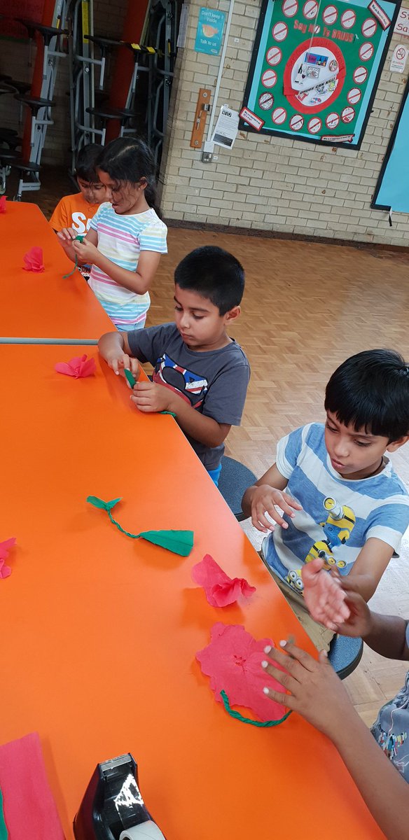 SpulberConsuela's tweet image. #funandengaging
Thematic week #explorefictionstories
"LE PETIT PRINCE" acting.
#creativity. Making roses @AcademyJandc