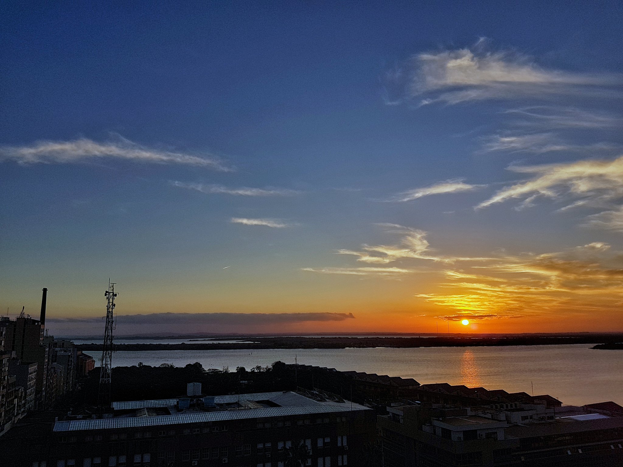 Dkq0oOiX4AEYso8.jpg:large