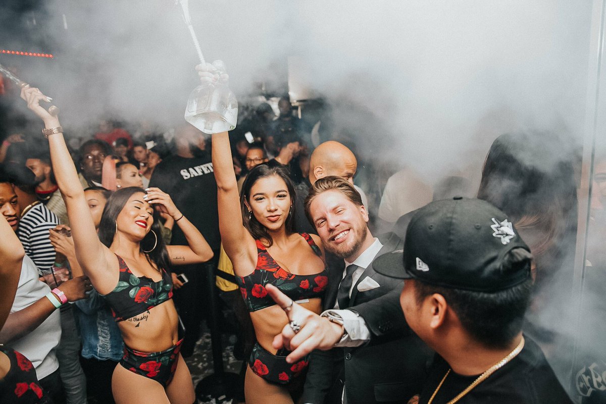 Ono_Promotions's tweet photo. Its lookin' thick tonight for #PrivilegeWednesday! 
Doors: 10PM | 18+🎉
Table Service: 407.701.9859🍾
#ONONightclub #Privilege #Wednesday #Humpday #Patron #Party #OrlandoNightlife https://t.co/iuHmL05b2U