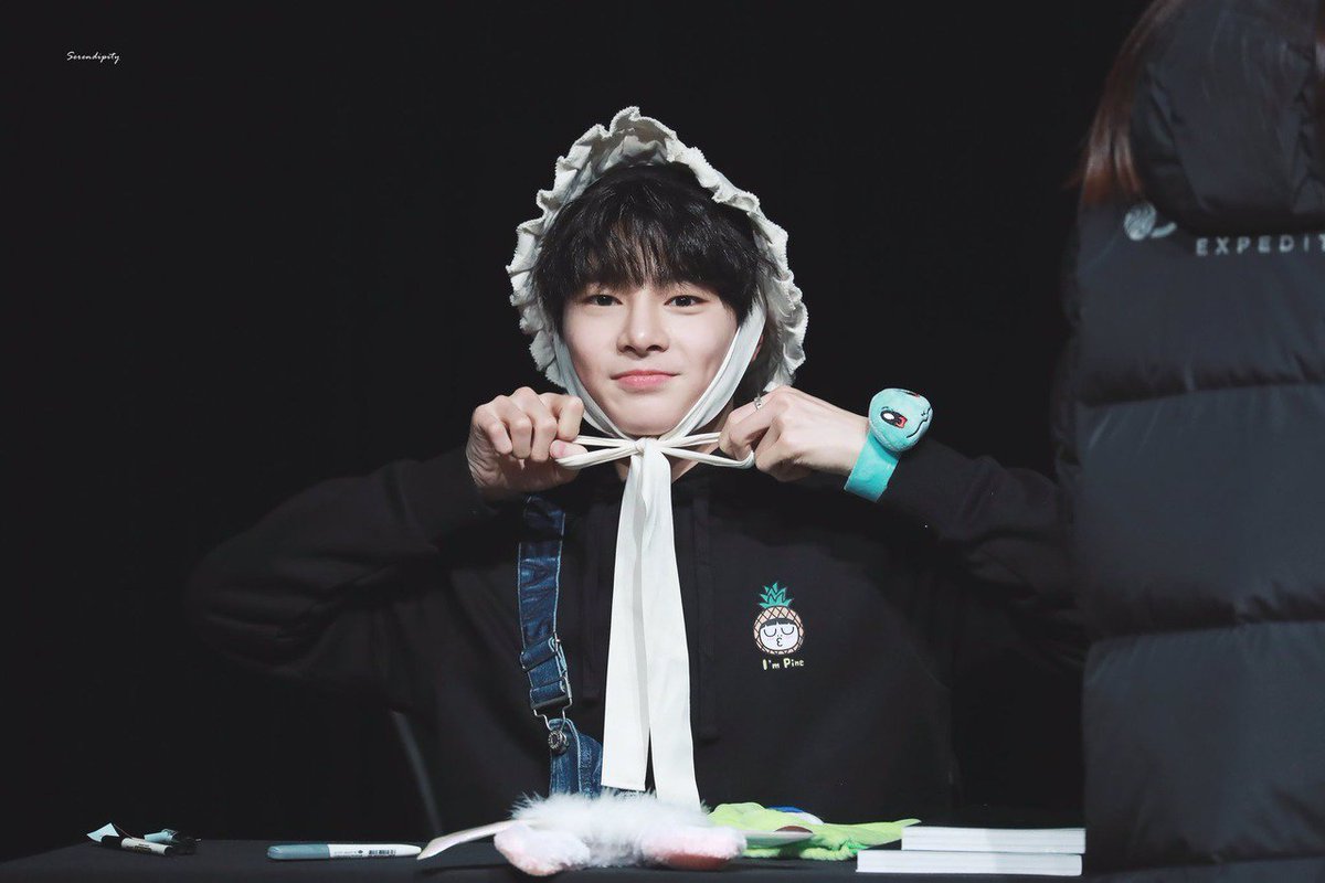 Хлеб. Минхо stray kids 2023. Привет!. Ян чонин из stray kids. Хлебушек мем.