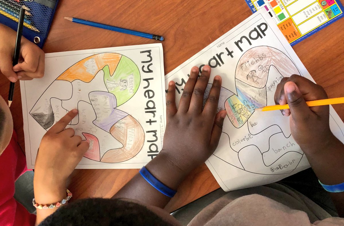 Lt_Ballard's tweet photo. Learning how to pick the best focus reading spot today &amp; creating heart maps to inspire our writing! 😍📚📝 #Sweet2nds #UlimateLearningExperience @MabletonES https://t.co/ipcVS6UeoZ