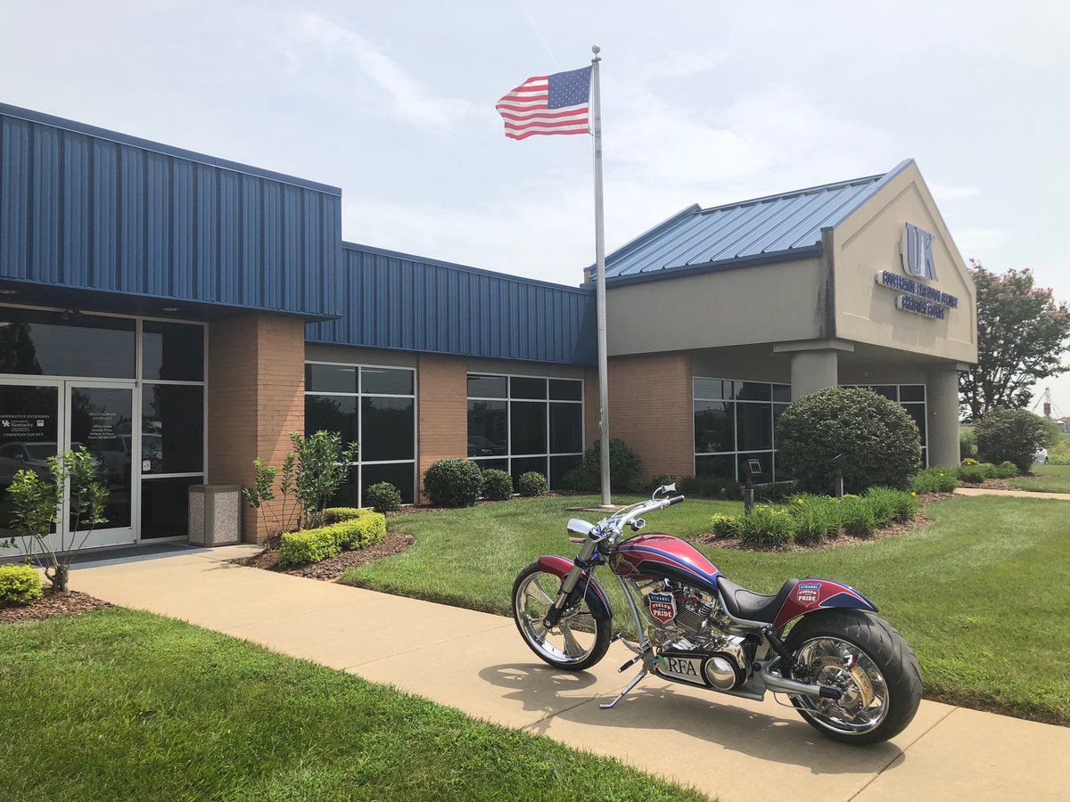 fuelinggood's tweet image. Next stop 4 RFA E85 Motorcycle here in Kentucky. Leading ⁦@BillAtUSDA⁩ &amp;amp; ⁦@KYComer⁩ to lunch w/ farmers &amp;amp; community leaders following a media session. Lots of questions on bike built by ⁦@WhereIsPaulJr⁩. Should be a good crowd soon! #ethanol #fuelyourknowledge