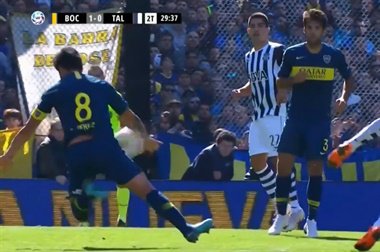 paravalanchacba's tweet photo. Todo #Boca reclama el penal al árbitro https://t.co/NMuCBdIkl6