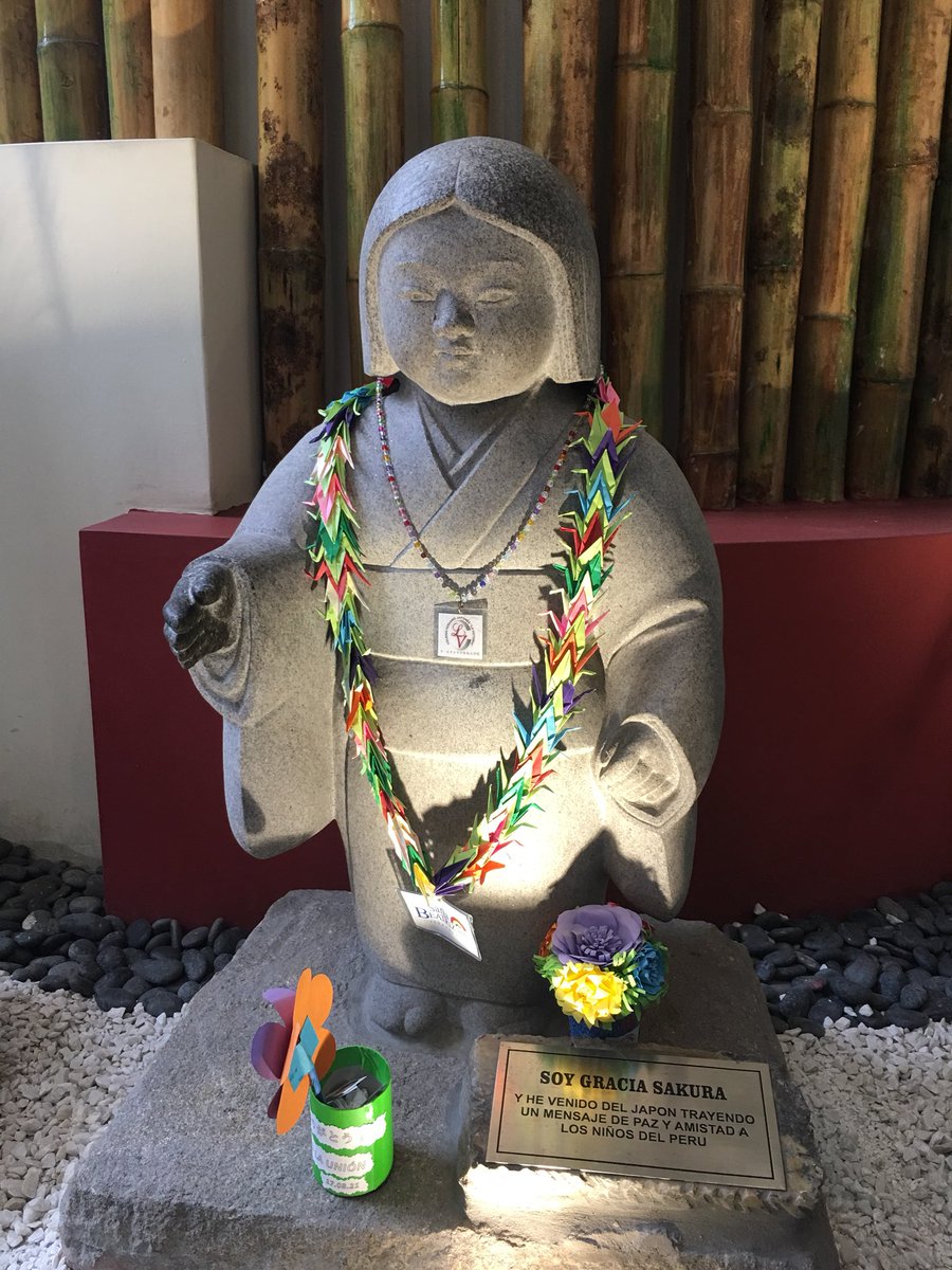 河野太郎 ペルー日系人協会の玄関で出迎えてくれるさくらちゃん 日系人移住90周年を 記念して設置されました 横浜に妹のりまちゃんがいます