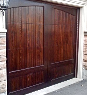 MetropolitanGar's tweet image. This beautiful door from our Overlay Coach House 600 Series is hand-crafted in-house for a timeless distinction to your home

 #garagedoorstyle #classicgaragedoor #timelesswood #hometrends #residentialwooddoor #woodoverlay #residentialhomes #garagedoorservices