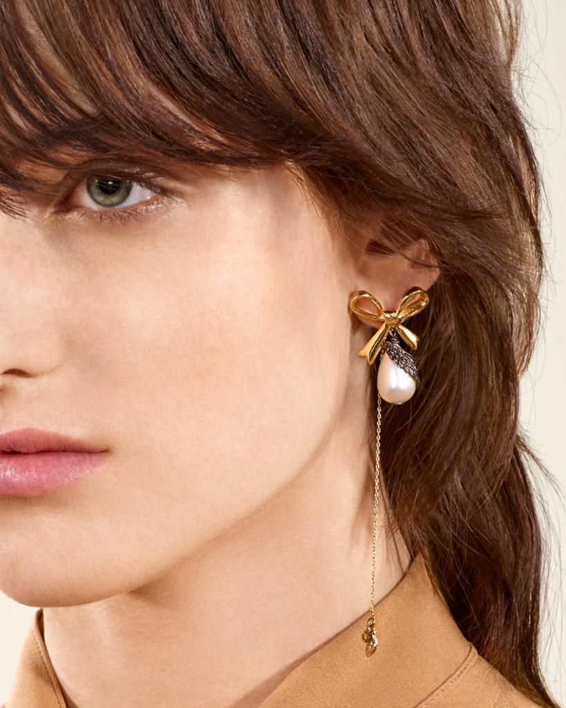 Louis Vuitton on X: The classic pearl earring, reinvented. Discover the # LouisVuitton Women's #LVFW18 collection in stores and online at    / X