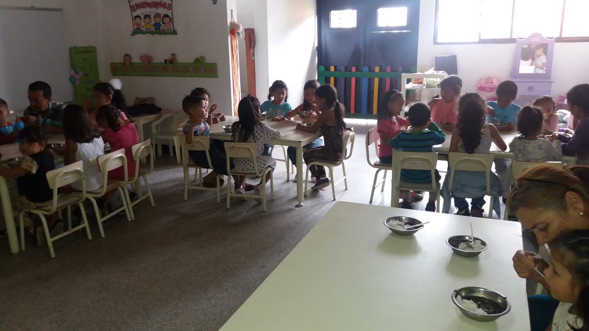 Mariscal1912's tweet photo. plan Vacacional Escuelas Abiertas en Victoria. Cein Mariscal de Ayacucho.San Cristobal Estado Tachira. Almuerzo para los Niños @charlychaves  @JauaMiranda  @ZonaEducTachira https://t.co/hr0u3ECHIo