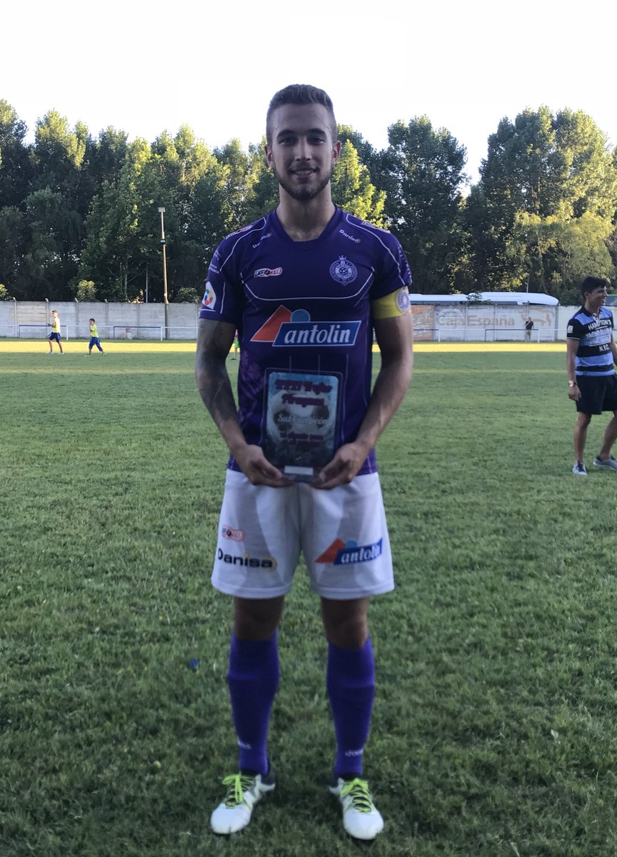 PalenciaCristo's tweet photo. Nuestro capitán en el día de hoy, @DGar59, recoge el trofeo de subcampeón del Trofeo de la Piraguas de Alar del Rey.

#VamosCristo 💜 https://t.co/BkC65h5lUn