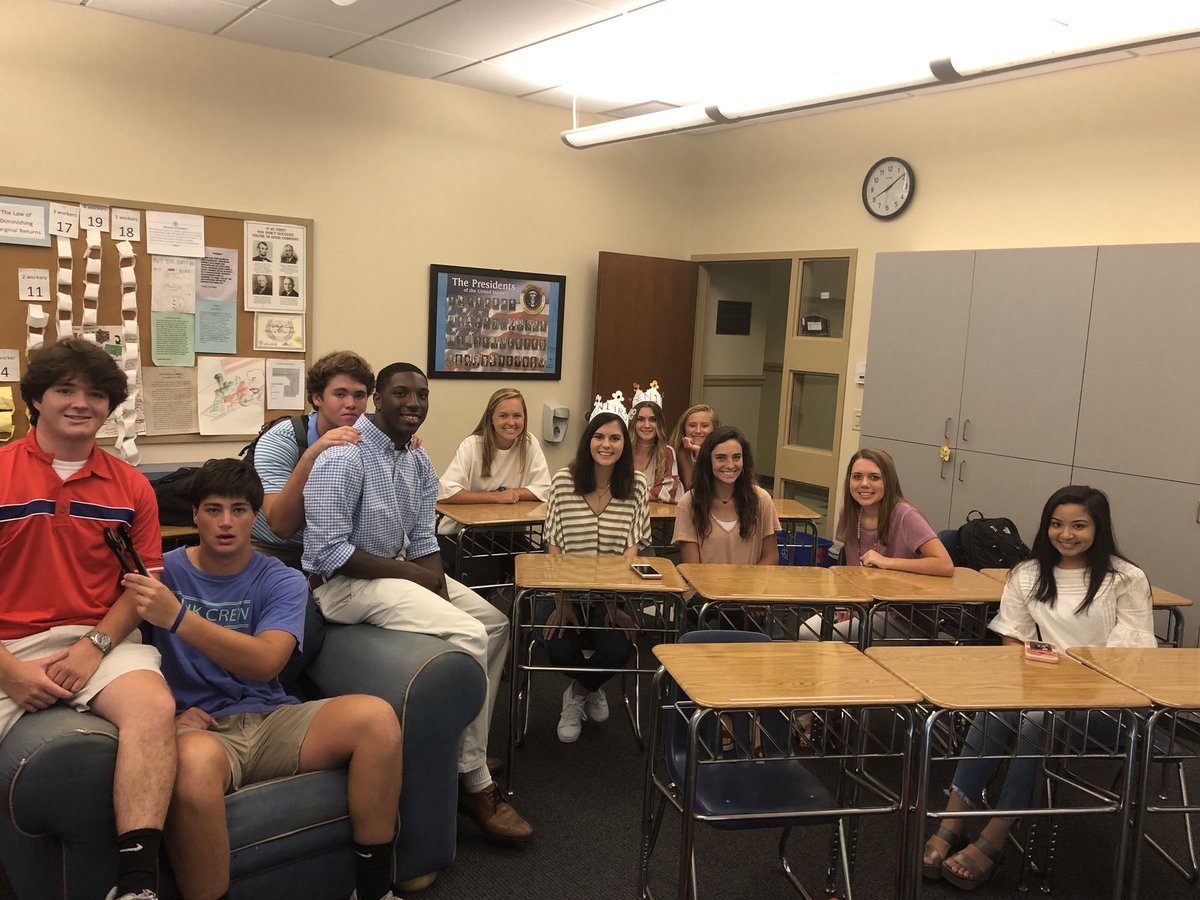 graciehxmmings's tweet photo. I know i always post these but weve come full circle😭😭😭from freshmen to seniors😔 #onelastride 😎💖 #lastfirstday 🌸💓 https://t.co/ZENfGJSDWM