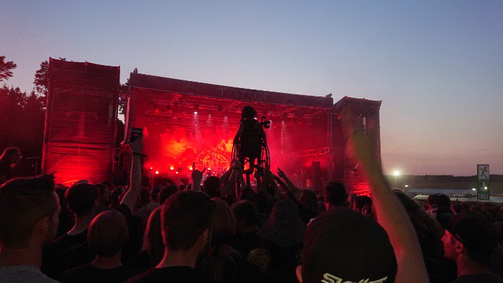 dEnDrOlA_gue's tweet image. Wie schön! 😍
Mensch im Rollstuhl crowdsurft! 😍
 #SBOA #INKLUSION