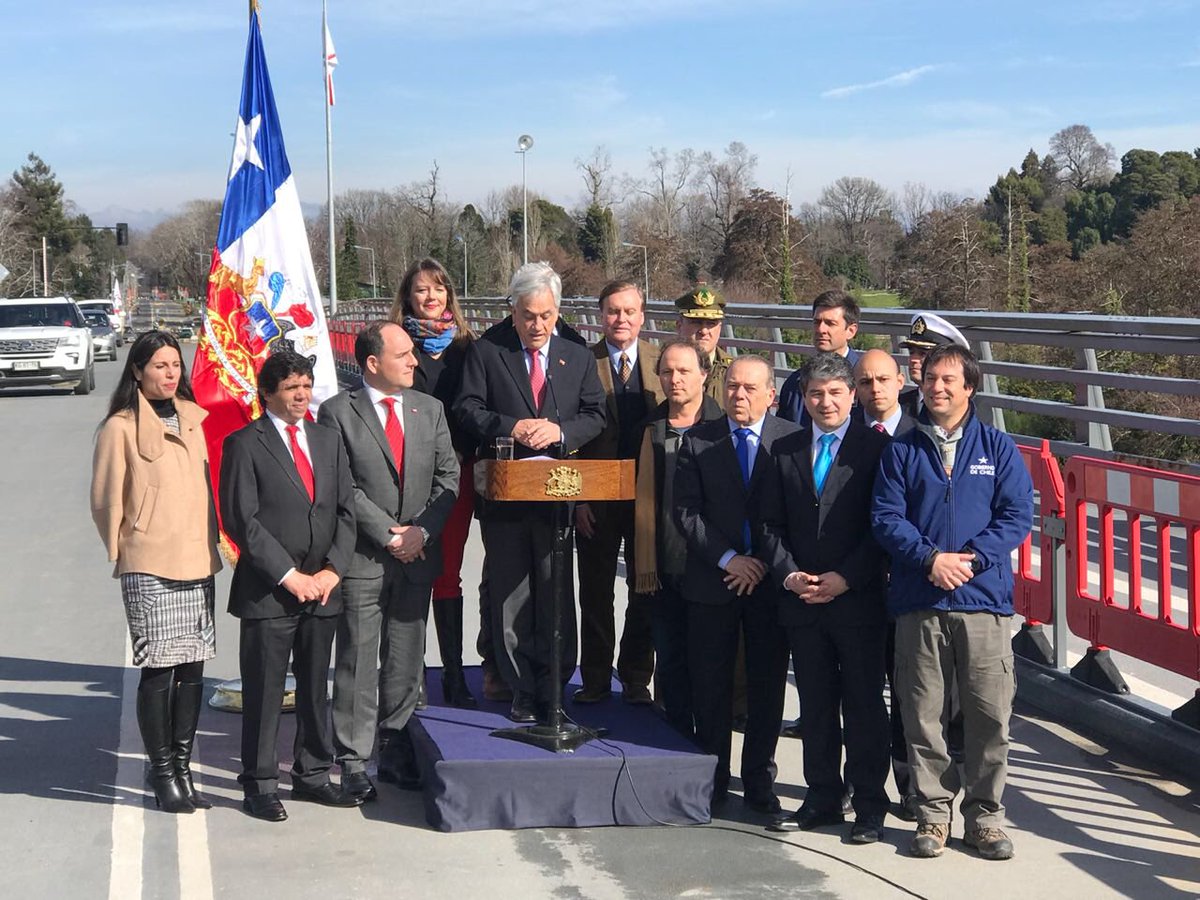 ELIASSABAT's tweet photo. Con autoridades locales y Presidente de la República Sebastián Piñera, en la inauguración provisoria del Puente Cau Cau en la capital de #LosRíos. https://t.co/z4TY3ZuY0l