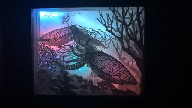 BadgerB_Studios's tweet photo. Rainbows! I love how “Cuddle Time” feels like a window into an aquarium. Check out the details!
.
.
.
#dreambox #badgerburrowdreamboxes #paperlightbox #cuttlefish #rainbow #handcutpaper #lightbox #shadowbox #paperartist #sealife #cephalopod #paperart #co… https://t.co/7rjGJzyAlQ https://t.co/Bz3zFbryto