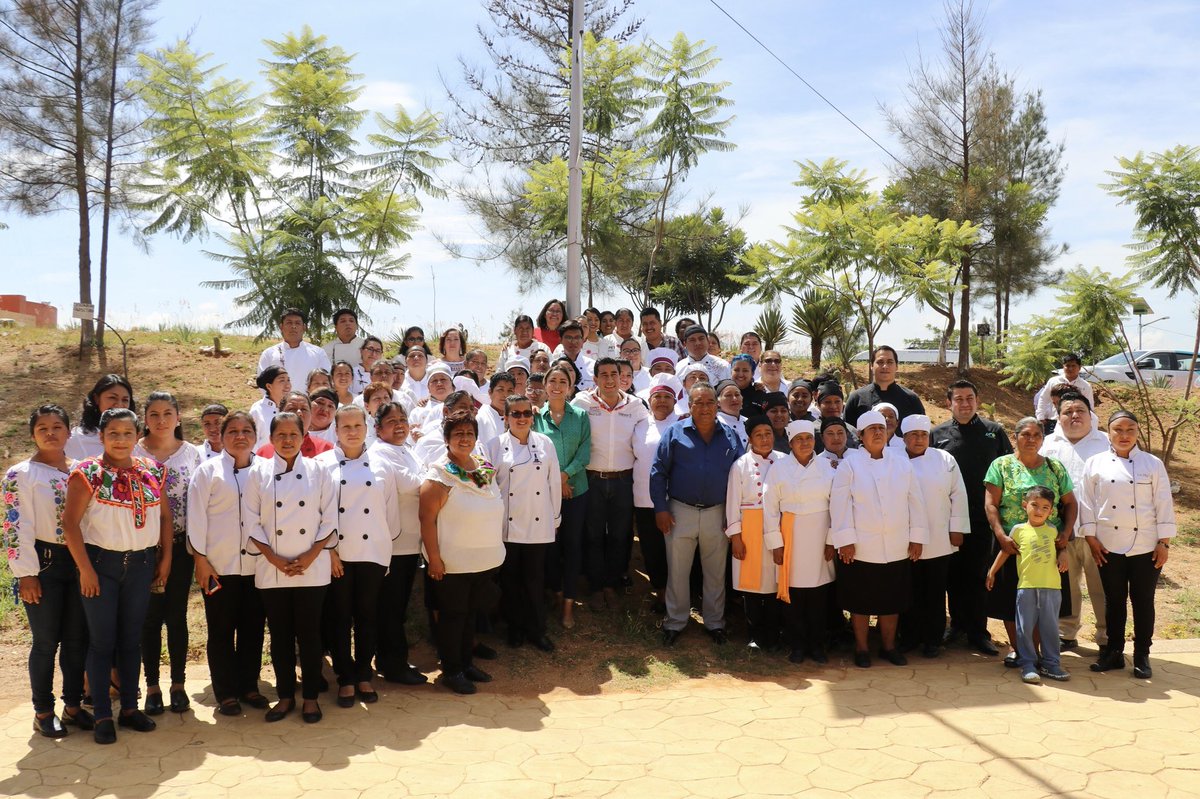 ICAPET_GobOax's tweet photo. La riqueza cultural de #Oaxaca se manifiesta en su gastronomía, por eso hoy con mucha alegría recibimos en la @utvco a los diferentes equipos competidores de nuestras Unidades de Capacitación Icapet, que participan en nuestro Concurso Estatal de Gastronomía 2018. @AlejandroMurat https://t.co/4vzk3gOI19
