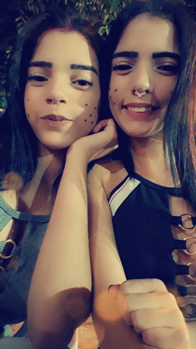 Fdatropada92's tweet photo. Meuuh amor maior ❤👭 
Irmãs gemeas siim❤😚👭 
Meu coração fora do peito❤👭 https://t.co/NBTtaDZEwA