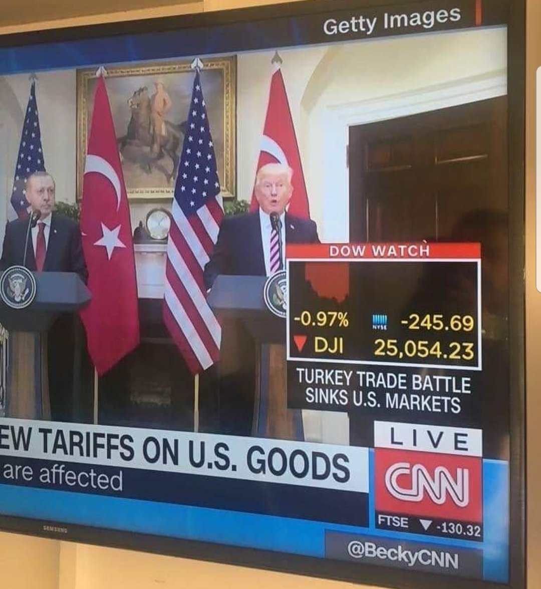 haciykk's tweet photo. Bakın ABD'deki televizyon kanalının logosunun hemen altında ne yazıyor:

"Türkiye ile girilen ticaret savaşı ABD piyasalarını batırdı" https://t.co/KNzHIIFHbd