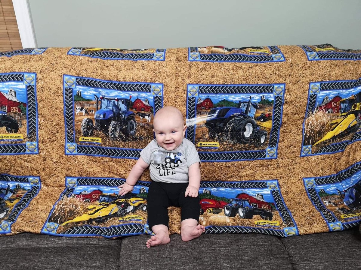 manda_fish's tweet photo. When Papa owns @NewHollandAG machinery and your uncle works for @RobertsFarmEq you have no choice but to love New Holland 👌 https://t.co/a3U4s6D4gL