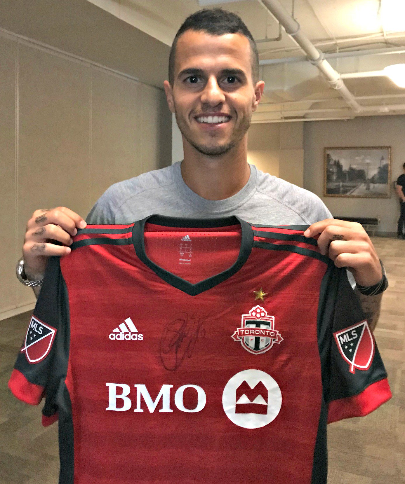 Major League Soccer on X: Sign right here, Giovinco. 🖊 Retweet THIS TWEET  for a chance to win a jersey signed by @torontofc's Sebastian Giovinco.  Contest runs 24 hours:   /