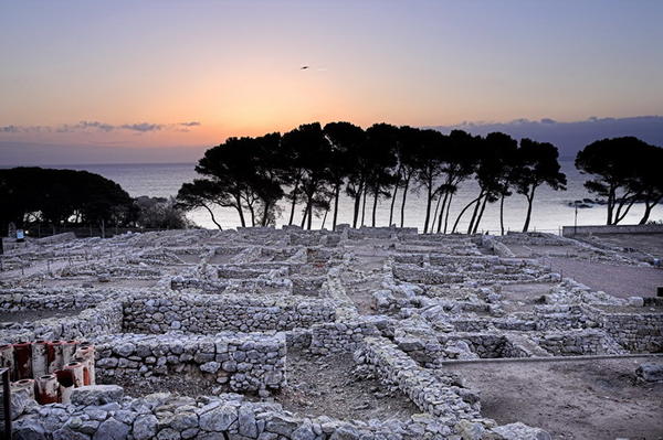 Veniu a gaudir del jaciment en la tranquil·litat del capvespre amb la visita EMPÚRIES, CAP AL TARD, una història de misteri i intriga què us transportarà a l'Emporiae del s.I dC,  on brindeu amb vi amb la ciutat als vostres peus! 
Cada dia al #MACempúries
ow.ly/SVCe30lkL1p