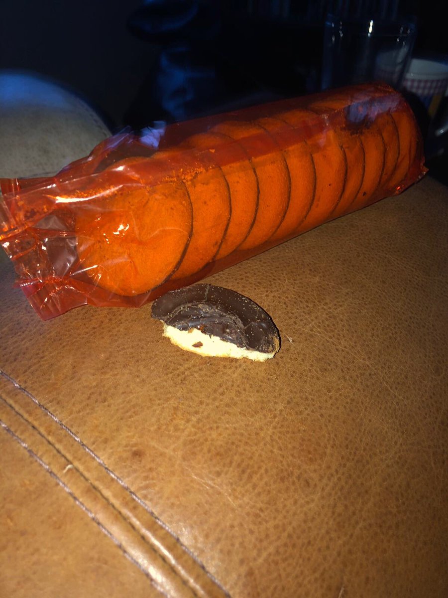 ⁦<a href="/fandyiler/">Andy Filer</a>⁩ was gutted to have been cheated out of half a ⁦@RealJaffaCakes⁩ this evening...