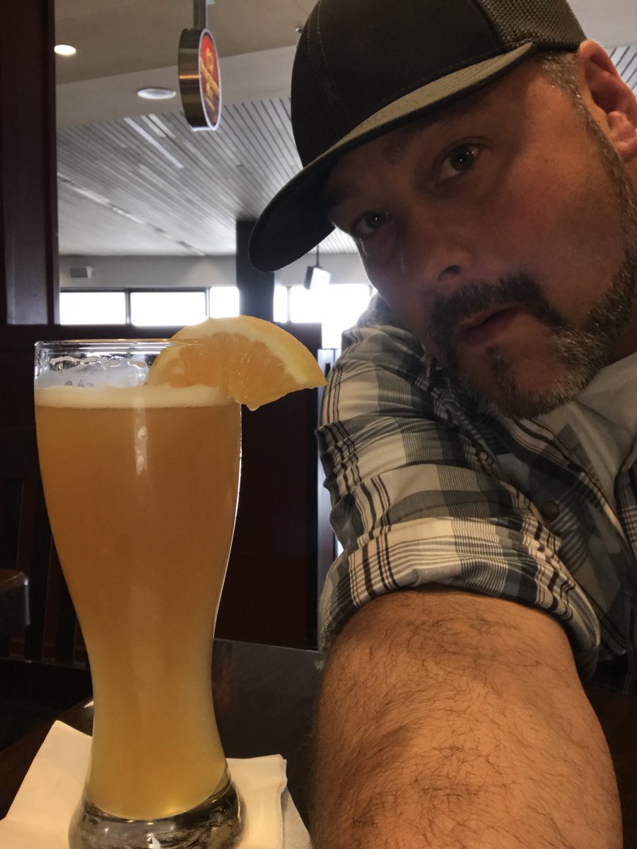 My traditional Blue Moon Beer before my flight! #truckfest weekend with my 2nd family😜#londonbound