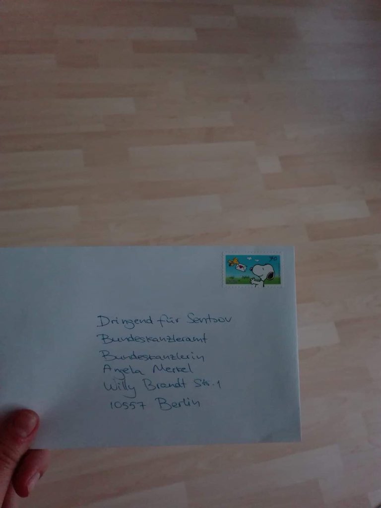 NewDissidents's tweet image. Danke à Irena &amp;amp; Andreas de Francfort d’avoir envoyé leurs cartes à Mme Merkel qui rencontre Poutine ce samedi. Elle doit exiger la libération d’Oleg ! 
#freeolegsentsov #unecartepoursentsov