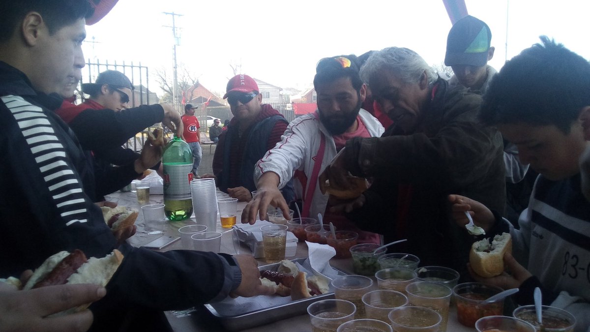 nibaldovenegas5's tweet photo. Gran Choripanada de la Barra de los #Rediablos, celebrando los 102 años de #losdiablosrojos.
#Ñublense es su gente.
Muchas personas llegaron.
No se cuantas Barras hacen lo mismo ?.
Ojalá @nublenseSADP les de un triunfo el domingo!!!.
@enelcamarin @primerabdechile https://t.co/rK64L3B2si