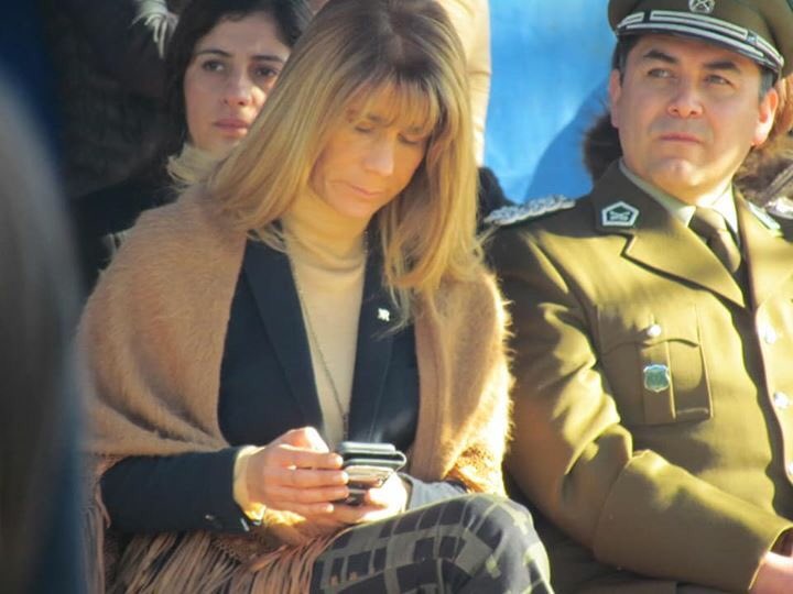 F_J_Rodriguez_G's tweet photo. Me gustaría usar este espacio para denunciar a #SenadoraXimenaRincón en el desfile de hoy del Colegio Salesianos de Linares. Hubiera sido señorial si tan solo por un momento hubiere soltado el celu y observado a las personas que pasaron. Está como para que la inviten nuevamente https://t.co/c5NIpzbNcY