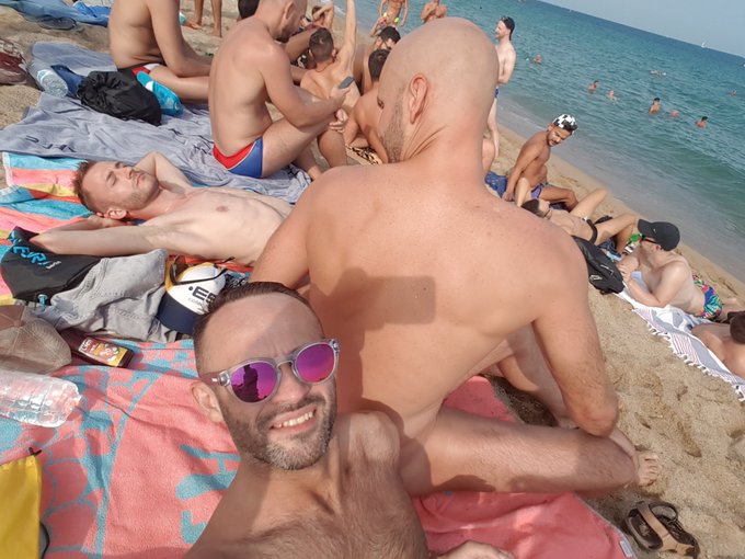 2 pic. Barcelona. Beach https://t.co/EFyer7EDwJ