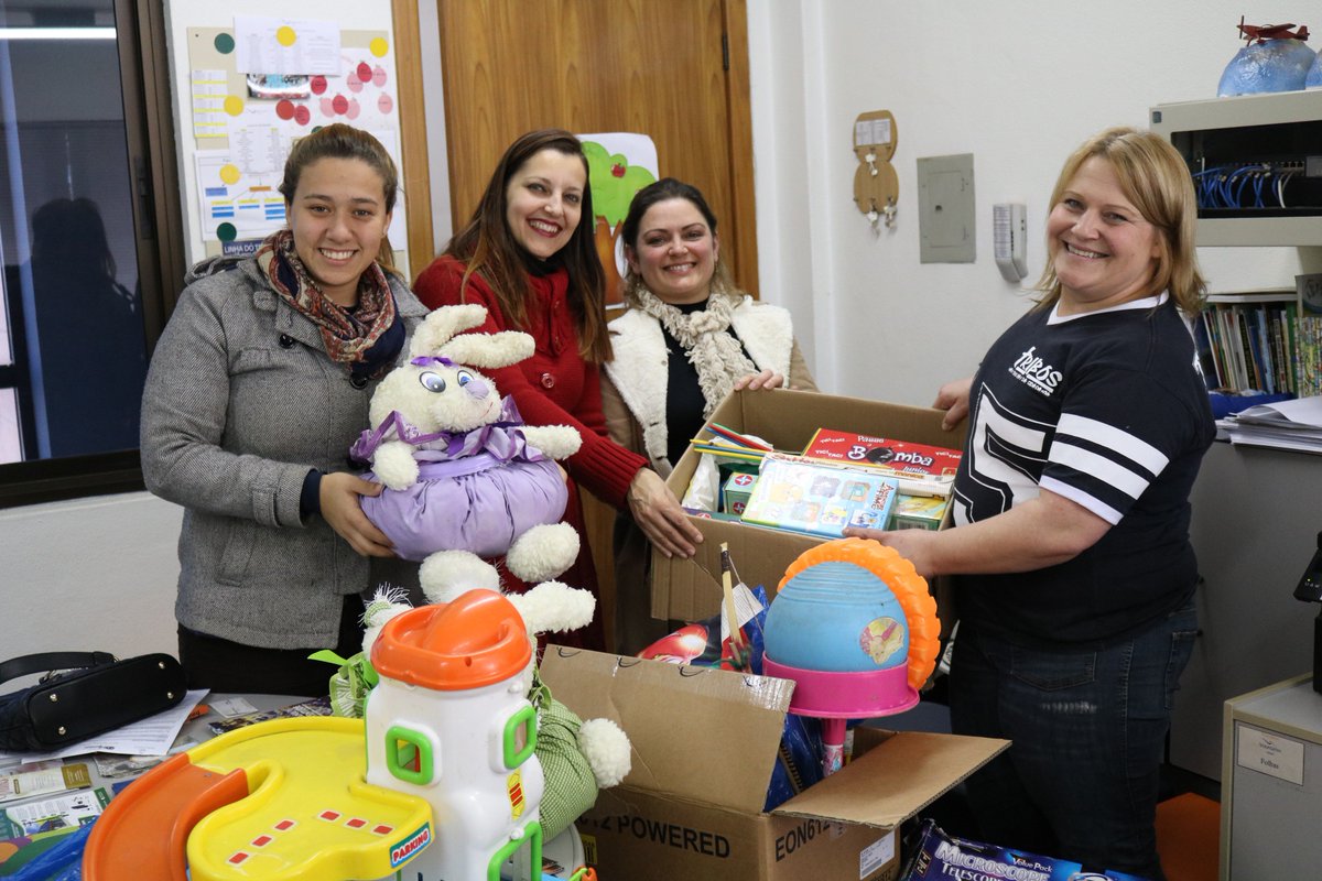 pvcicscanoas's tweet photo. Doação de brinquedos realizada dia 7 de agosto para a EMEF Nancy Pansera do Bairro Guajuviras em Canoas. 🤖👍😉😁 https://t.co/yBQJSNwmiO