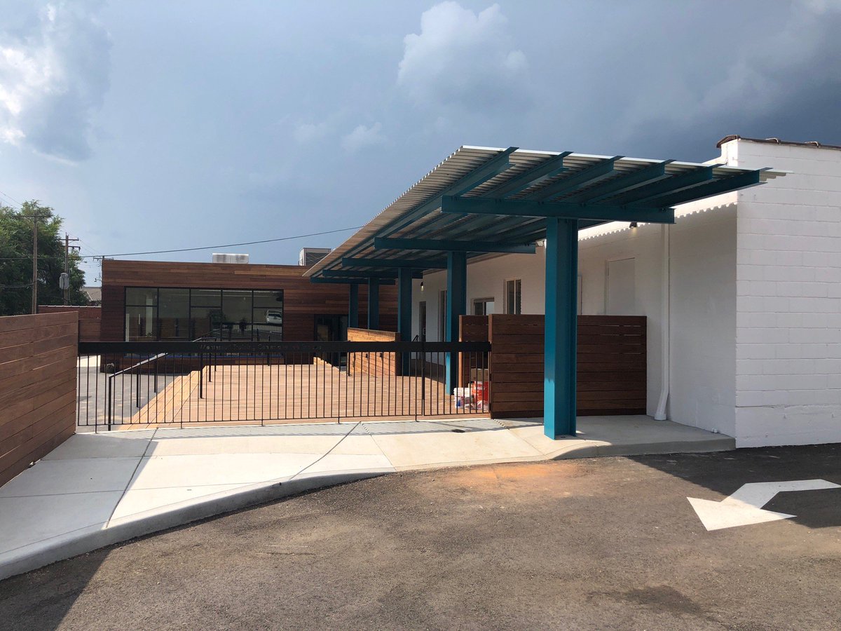 SPACEarchitects's tweet photo. Fresh photos from the newly redesigned @MTCLabSchoolSTL! We created a welcoming deck and canopy to join the two buildings together. Our exterior materials were used to visually tie them together featuring a splash of blue paired with Cumaru wood! https://t.co/xxaUIBCpc9