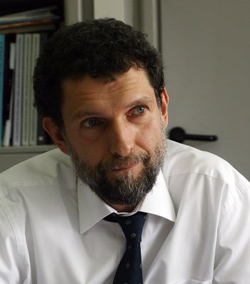Barış İnsanı, vakfımızın kuruculardan Osman Kavala 288 gündür tutuklu. Neden ve hangi suçlamayla tutuklandığı hala belirsiz. İddianamesi hala çıkmadı. Bu hukuksuzluk daha ne zamana kadar sürecek belli değil. Dile kolay 288 gün