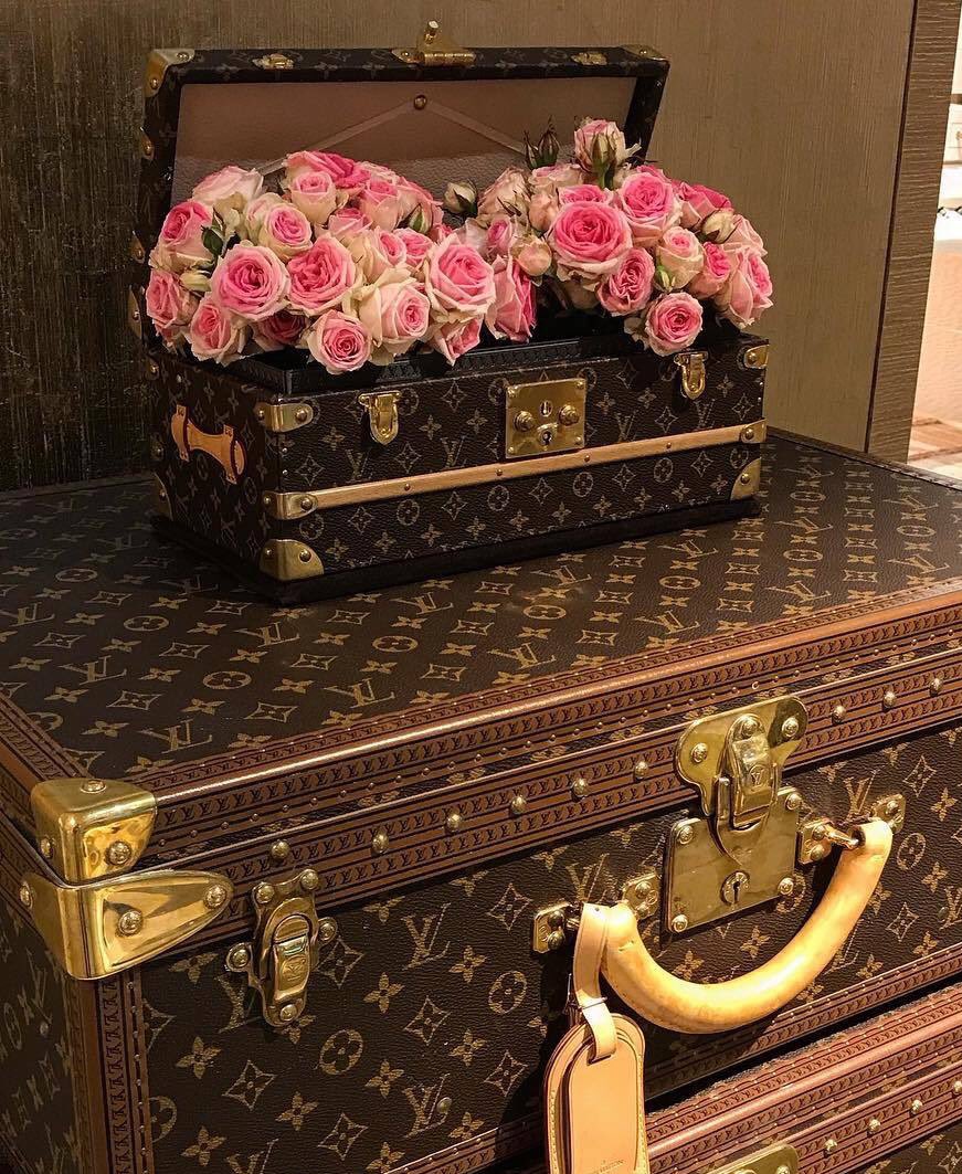 PetiteAnge🦋 on X: Vintage Louis Vuitton trunks as decor https