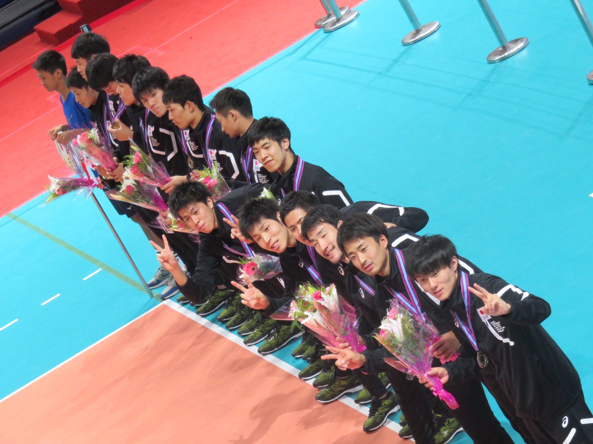 919_star's tweet photo. アジアカップ
台風で欠航になって夜中飛行機取り直して死にそうになったけど
来てよかった✨
3位おめでとうございます🌸🥉
震えました！
ユニバ組最高だー👍💕

 #アジアカップ #AVC https://t.co/Be4kSPCwMy
