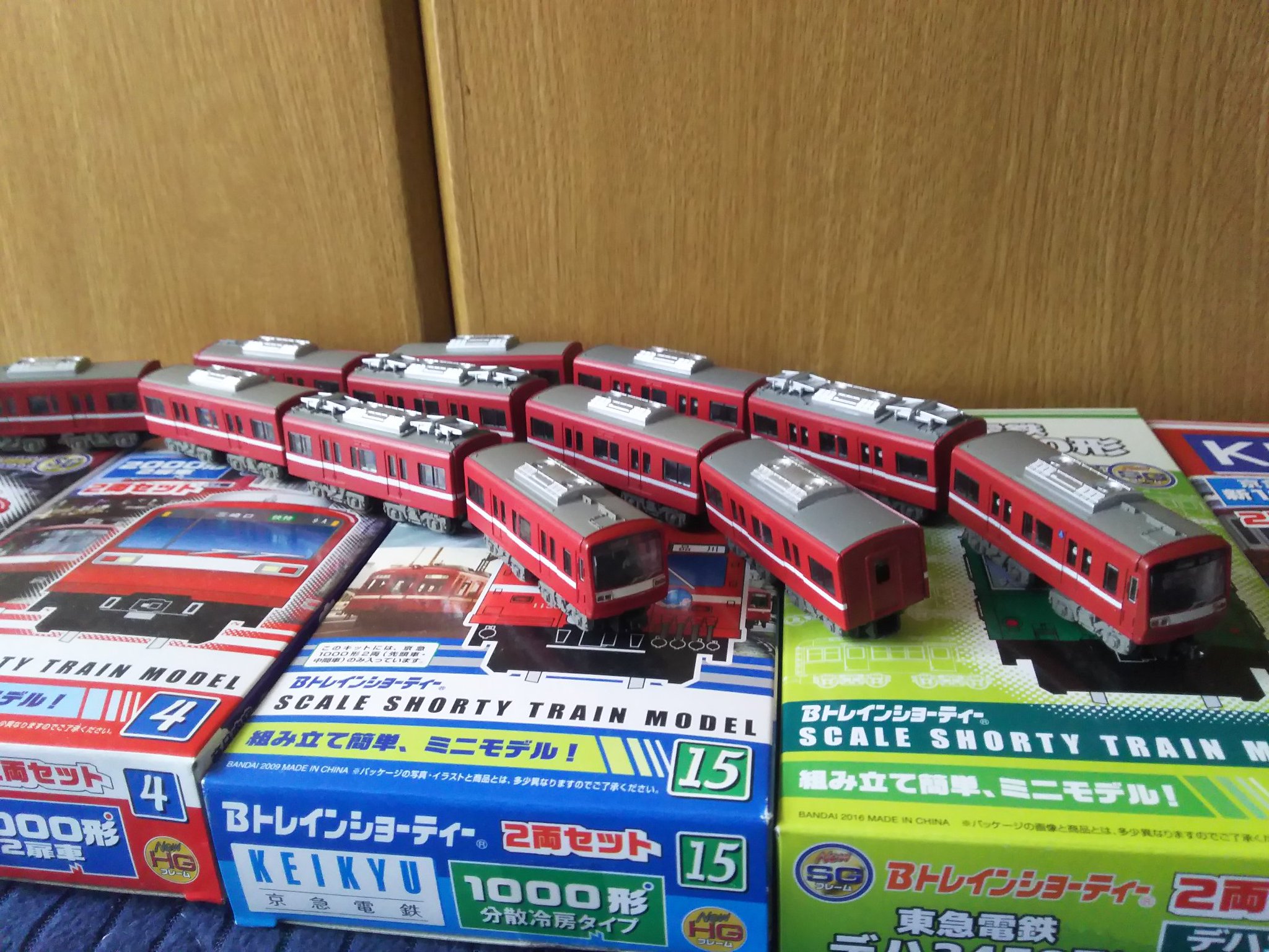 天城蒼七 あとはステッカー貼付けで完成 京急00形３ドア車 製品のガラスパーツにプラ板を貼付け 実車特有の窓割りを再現 さて次はリバイバルと２ドア車 Bトレ 京急00 T Co 6mrthucwc7 Twitter