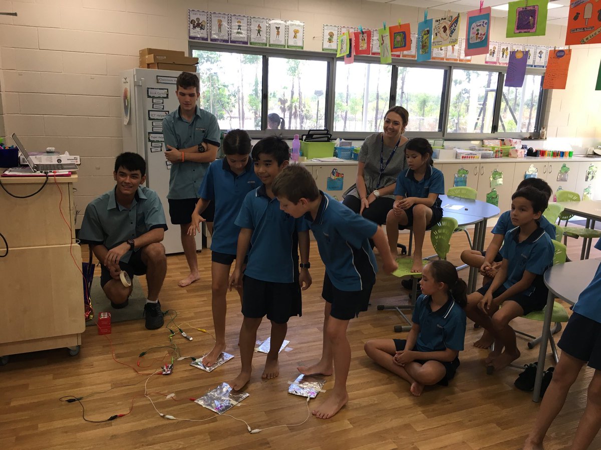 GSLCJS_HS's tweet photo. Science fun. Computer games with foot control! #lsalesrn#scienceis cool https://t.co/0rzltAYI7a