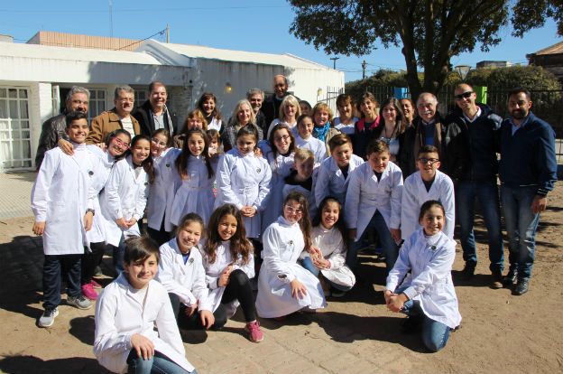 FODEMEEP's tweet photo. #ProgramaAurora
JAMES CRAIK: Durante la jornada de ayer Grahovac presidió el acto de inauguración de 1 aula en el IPEA 33. Aprovechando su visita, inauguró otras 2 flamantes aulas: 1 en el centro educativo Maestro José M. Salgueiro y otra en el centro educativo Mariano Moreno https://t.co/t5tllGdlWi