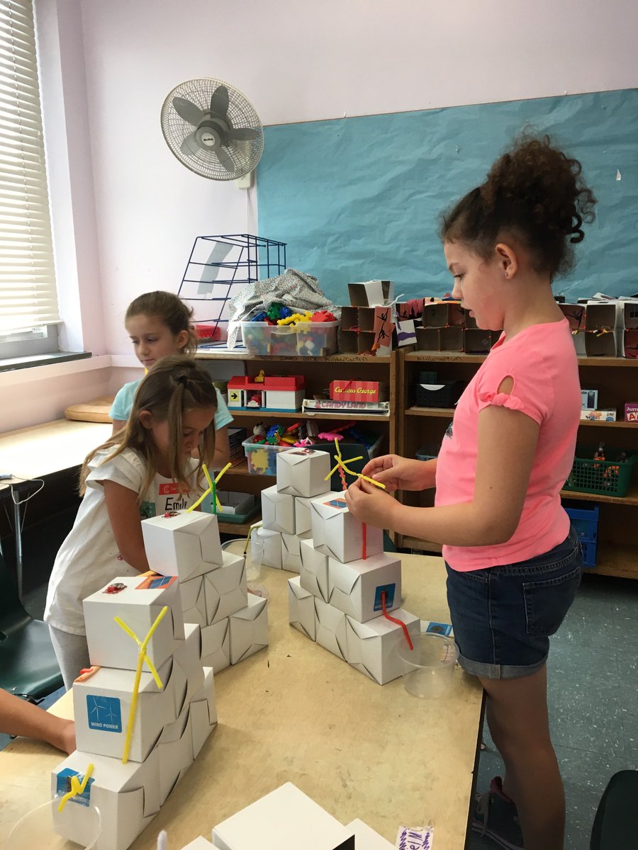 Aartishamin1's tweet photo. These inventors include renewable energy in the building of their mini mansion! https://t.co/QQpSq1u50o
