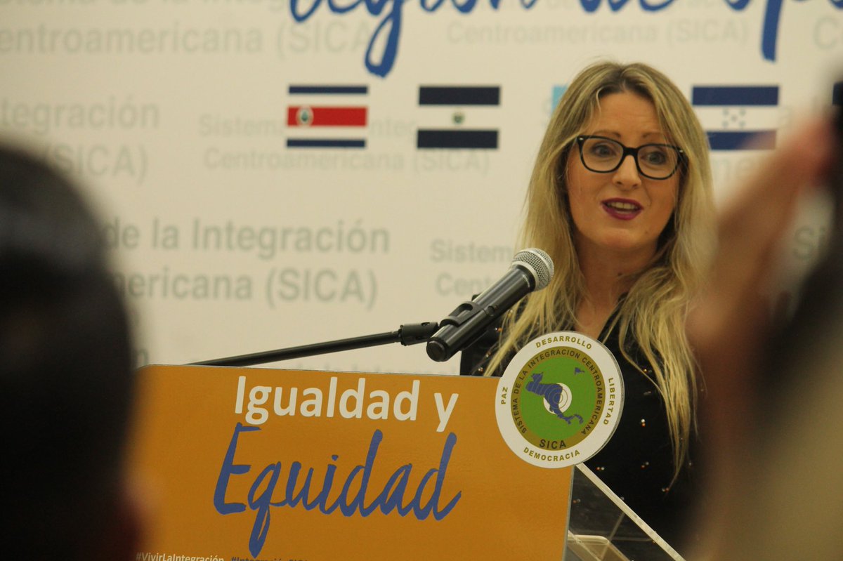 olindasalguero's tweet photo. #DemocraciaParitariaSICA
“Las mujeres somos las que debemos romper los techos de división de género para la inclusión” @flaviafrei
#NoSinMujeres
#SICAIncluye - @MIREXRD @ReformasLATAM https://t.co/OVleGYP2nk