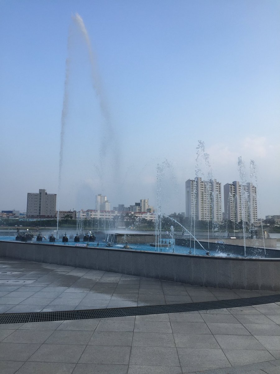 대구->영천(Тэгу->Ёнчон)
Короче,щас вы подумаете ,что Ёнчон это дыра какая-то,но нееет.Это очень крутое место.Мне там больше ,чем в Тэгу понравилось (но шопиться лучше в Тэгу ахахаха)
Короче,просто приезжайте и сходите на площадь с фонтанамиㅋㅋㅋㅋㅋ