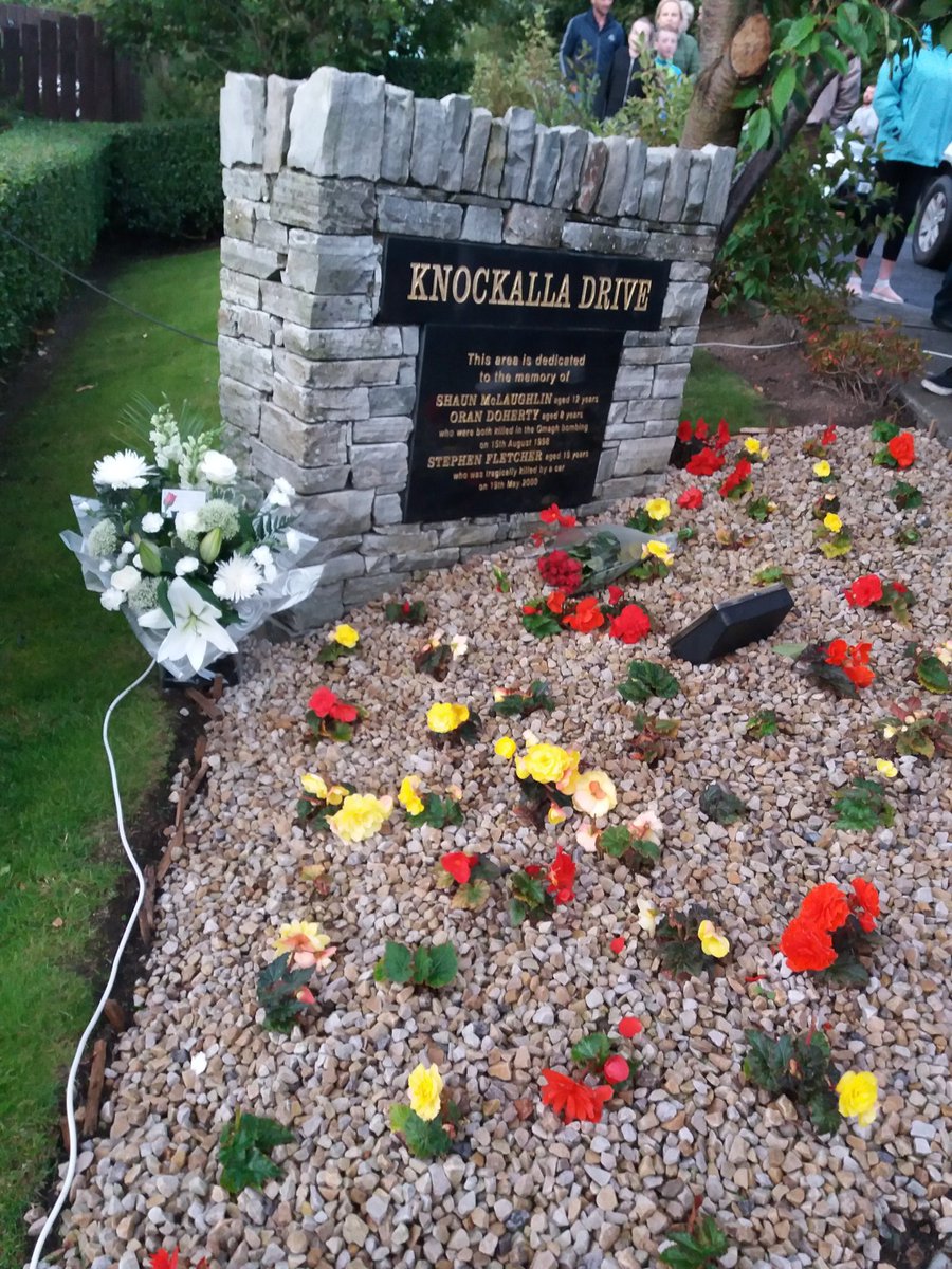 LouiseDoyleDN's tweet photo. Hundreds have attended a ceremony of light and reflection in Buncrana to remember three local schoolboys killed in the Real IRA car bomb atrocity twenty years ago today. Twenty nine people died, including a woman pregnant with twins, and hundreds others were injured #OmaghBombing https://t.co/KeHhuLap81