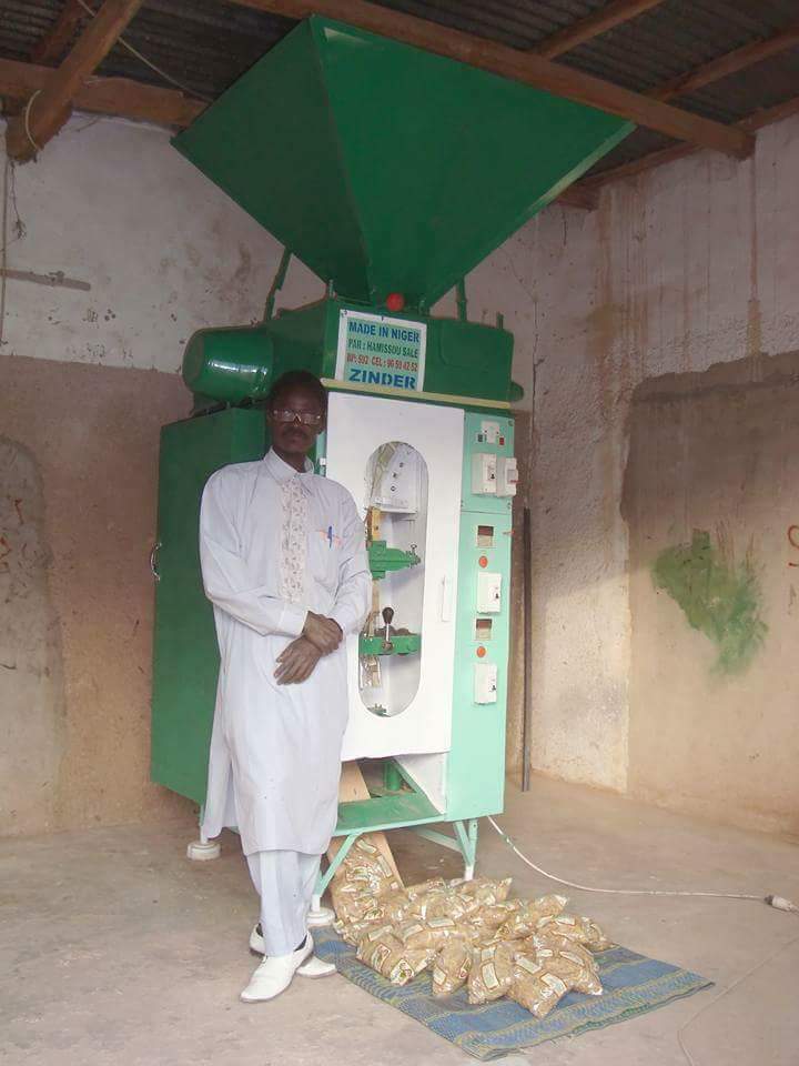LatifaYari's tweet photo. Parce qu'il est #Nigerien parce qu'il ne se fixe pas de limite  Mr Hamissou Saley, après plusieurs succès dans la fabrication des #machines avec des moyens locaux. Il vient de creer encore une #machine d'amballage avec des moyens locaux made in Niger #Zantché #ANSI https://t.co/wAvvhgkswa