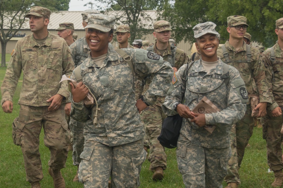 ArmyROTC's tweet image. Cadets from 10th Regt., Advanced Camp attended Branch Orientation today!
Photos and Article by Michele Brisco
Article: bit.ly/2vO8jpf
#ArmyROTC #CST2018 #CadetCommand #Careers #ArmyStrong