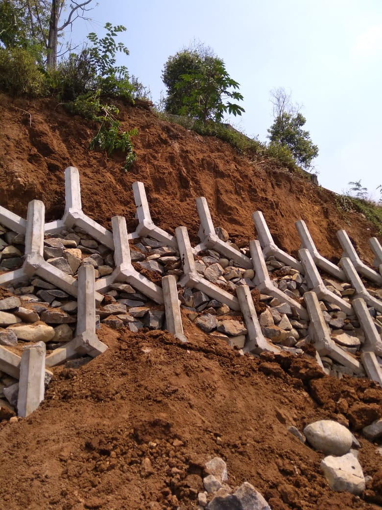 solihinplus's tweet photo. Tupro, Alhamdulillah terpasang di Lereng rawan longsor Tol Bocimi. #turap #TUPRO #turapantilongsor #antilongsor @PTJASAMARGA @IdrisAShomad https://t.co/KcNSctUKPR